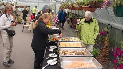 Abends erwartet uns leckeres home-cooking im Gewächshaus mit feinstem Alaska-Wildlachs und anderen Köstlichkeiten