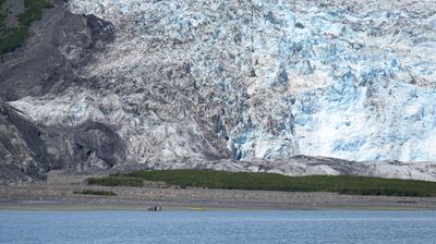 Die Kayaker sind angelandet. Man sieht sie kaum vor der gigantischen Eiswand