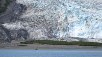 Die Kayaker sind angelandet. Man sieht sie kaum vor der gigantischen Eiswand