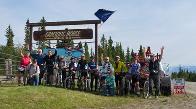 In der historischen 'Clearwater Mt Lodge' wird unsere Ankunft gebührend gefeiert …