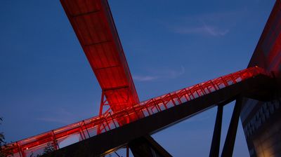 Abends wird die Beleuchtung eingeschaltet - hier die zweitängste Rolltreppe Deutschlands, die hoch in das ehemalige Gebäude der Kohlenwäsche zum Ruhrmuseum führt