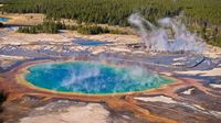 Die leuchtenden Farben werden von den Mineralien im Wasser und verschiedenen Mikroorganismen am Rand hervorgerufen.