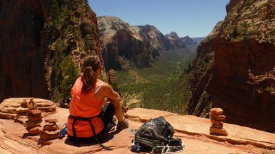 Ausblick von Angels Landing in den Canyon ...