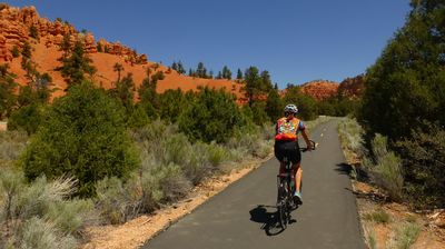 Wir radeln durch den Red Canyon ...