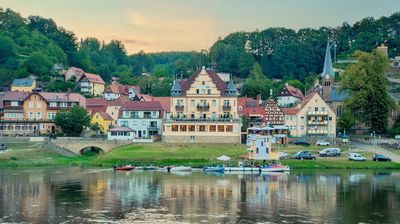 Wir erreichen die Stadt Wehle und nehmen die Fußgängerfähre über die Elbe