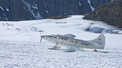 Die sanfte Landung auf dem ewigen Eis ist natürlich kein Problem für unsere routinierten Piloten. Aber leider ist es wettertechnisch oft nicht möglich, tatsächlich auch zu landen. Das wäre dann das große Glücks-Sahnehäubchen an diesem schönen Tag