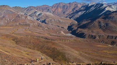 Kleine Valhalla-Wandergruppe in großer  Landschaft 1