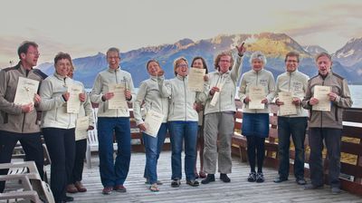 Das Abschieds-Gruppenfoto mit den Zertifikaten und den neuen Alaska-Jacken
