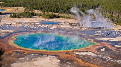 Die leuchtenden Farben werden von den Mineralien im Wasser und verschiedenen Mikroorganismen am Rand hervorgerufen.