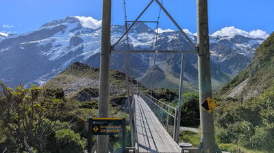 Eine solide Hängebrücke über den Gletscherfluss wurde nur für uns Wandervögel installiert.